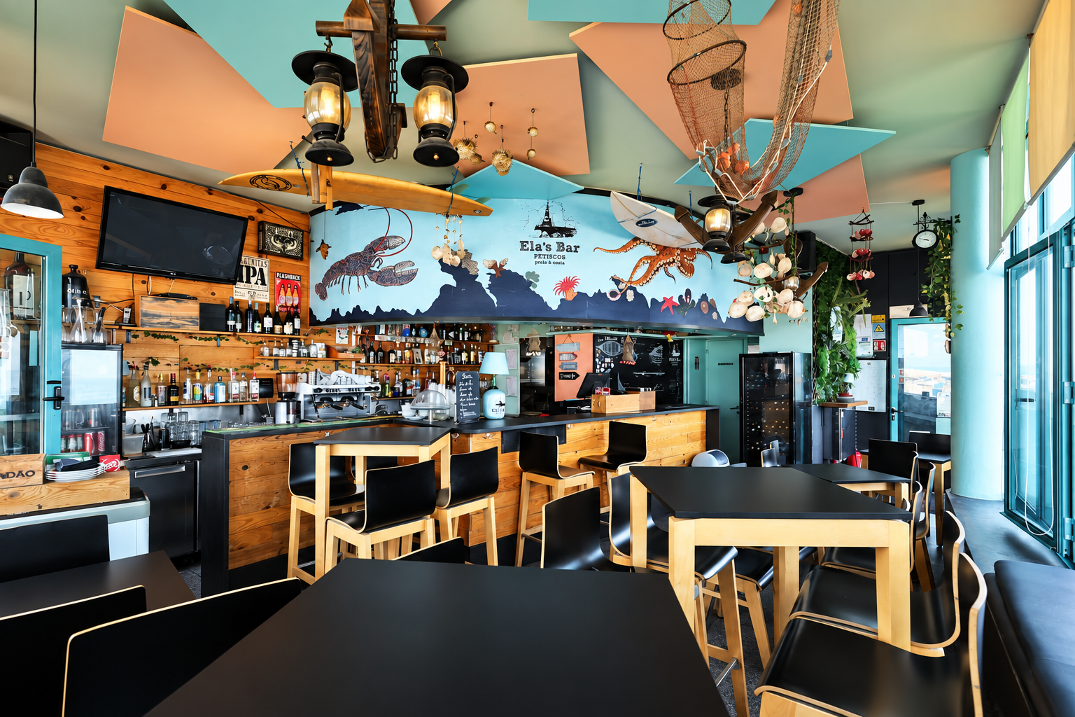 Interior do Ela's Bar com mural de lagosta e polvo, teto colorido geométrico e candeeiros em forma de âncora
