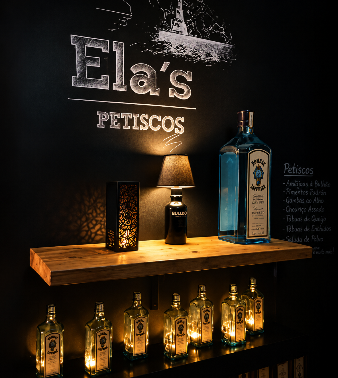 Prateleira decorativa do Ela's Bar com arte em giz, lanternas e garrafas de gin iluminadas